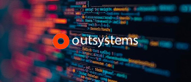 Logotipo de OutSystems sobre un fondo de código fuente iluminado en tonos naranja y verde, evocando desarrollo de software profesional.