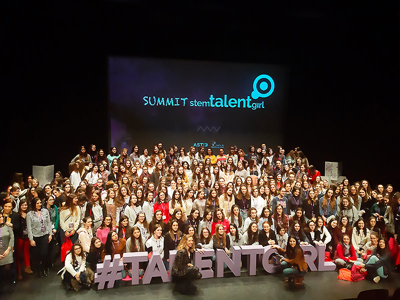 Estudiantes en evento SUMMIT STEM TALENT GIRL